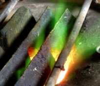 Foto van het bronsgietproces: "Materiaal en hoge temperatuur leveren een mooi kleurenspel."